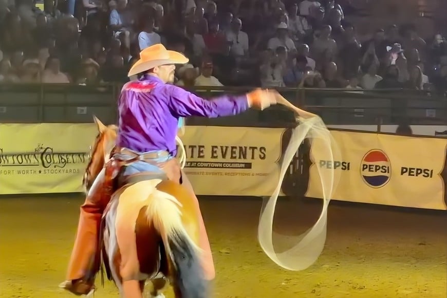 Una primera plana de quienes exhiben sus cualidades con el lazo. Llegan a pararse también arriba del caballo.