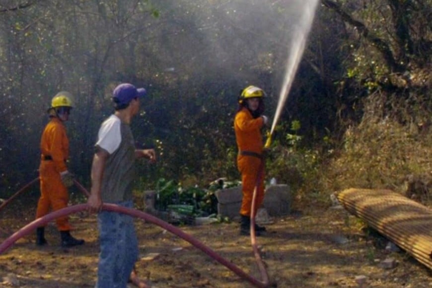 Los incendios demandaron un importante despliegue de bomberos voluntarios, brigadistas provinciales y personal del Servicio Nacional de Manejo del Fuego.