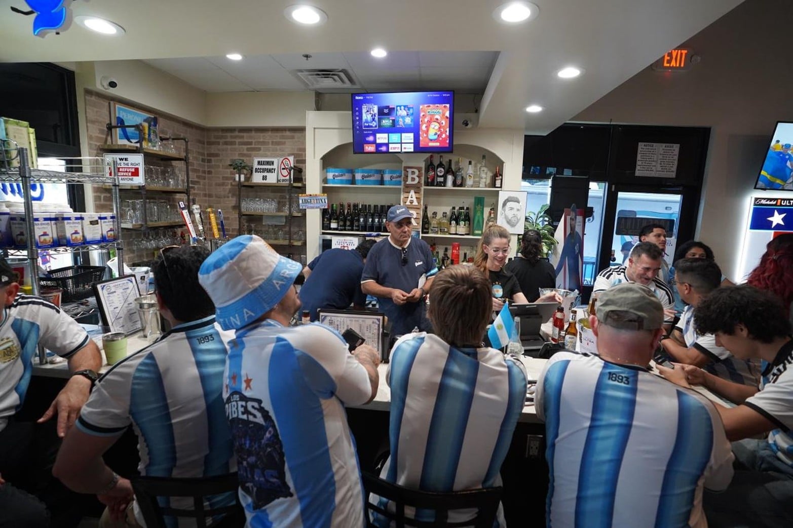 Hinchas argentinos llegan a Dallas, el banderazo no podía faltar
