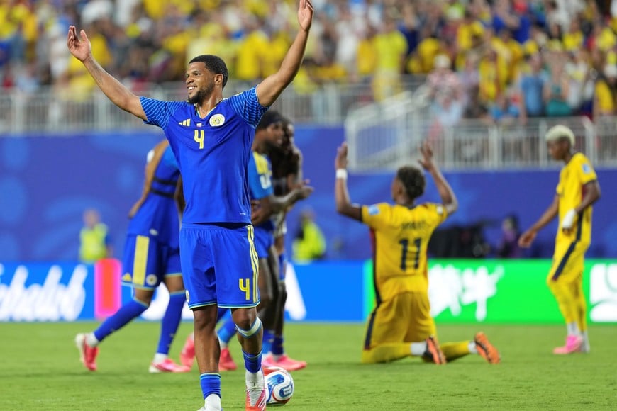 (260620) -- KANSAS CITY, 20 junio, 2026 (Xinhua) -- El jugador Roshon van Eijma (frente), de Curazao, reacciona al término del partido del Grupo E de la fase de grupos de la Copa Mundial de la FIFA 2026 ante Ecuador, celebrado en el Estadio Kansas City, en Kansas City, Estados Unidos, el 20 de junio de 2026. (Xinhua/Du Yu) (rtg) (vf)