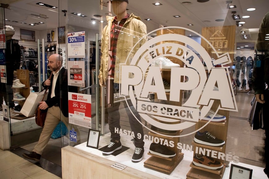 (240616) -- BUENOS AIRES, 16 junio, 2024 (Xinhua) -- Imagen del 14 de junio de 2024 de un hombre saliendo de un local de venta de ropa masculina, en la ciudad de Buenos Aires, capital de Argentina. Los argentinos celebraron el domingo el Día del Padre, una tradición que tiene lugar cada año durante el tercer domingo del mes de junio y que es una ocasión propicia para reuniones familiares en torno a una comida, expresiones de afecto y regalos. (Xinhua/Martín Zabala) (mz) (rtg) (ah) (ce)