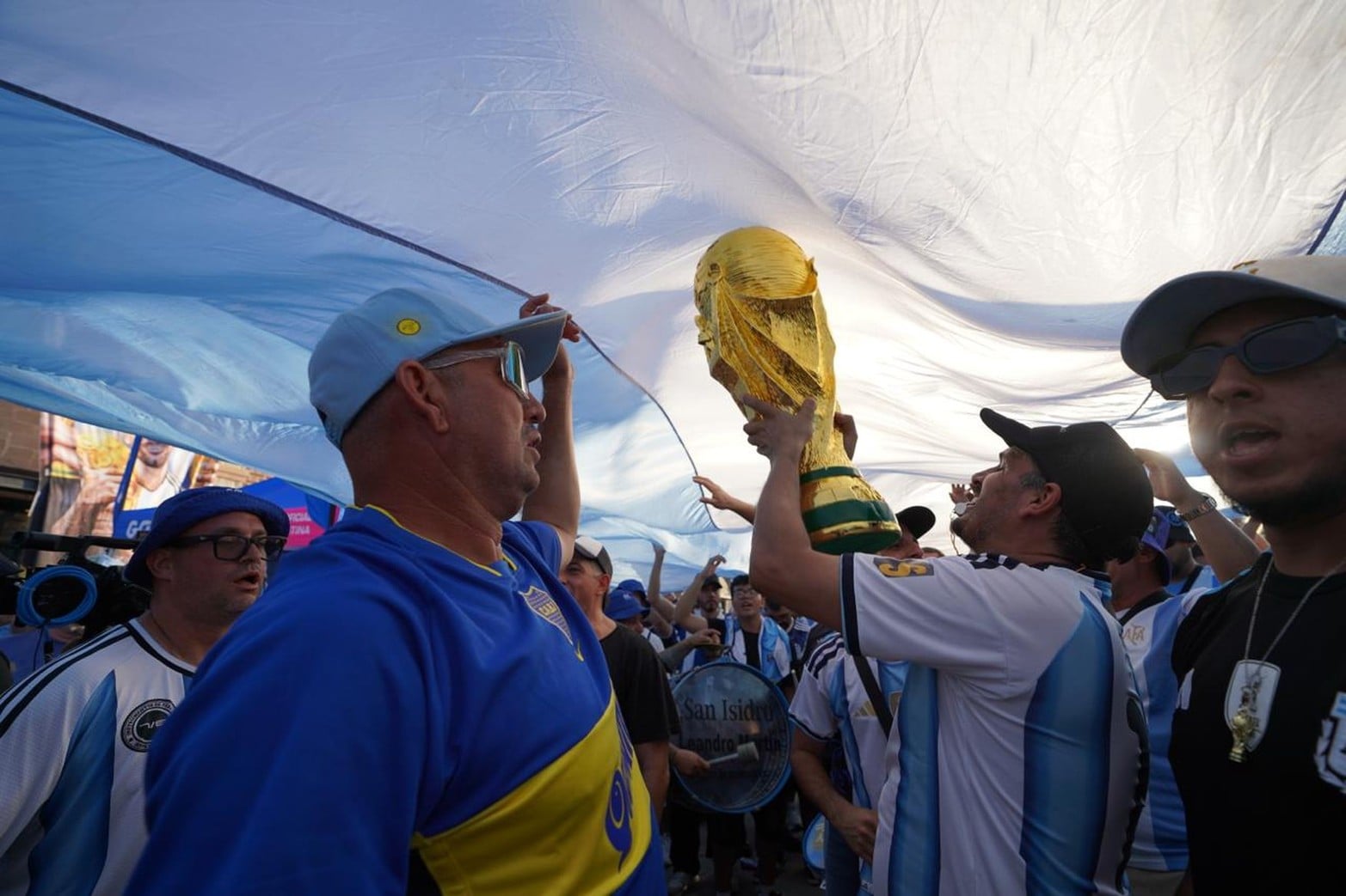 Hinchas argentinos llegan a Dallas, el banderazo no podía faltar