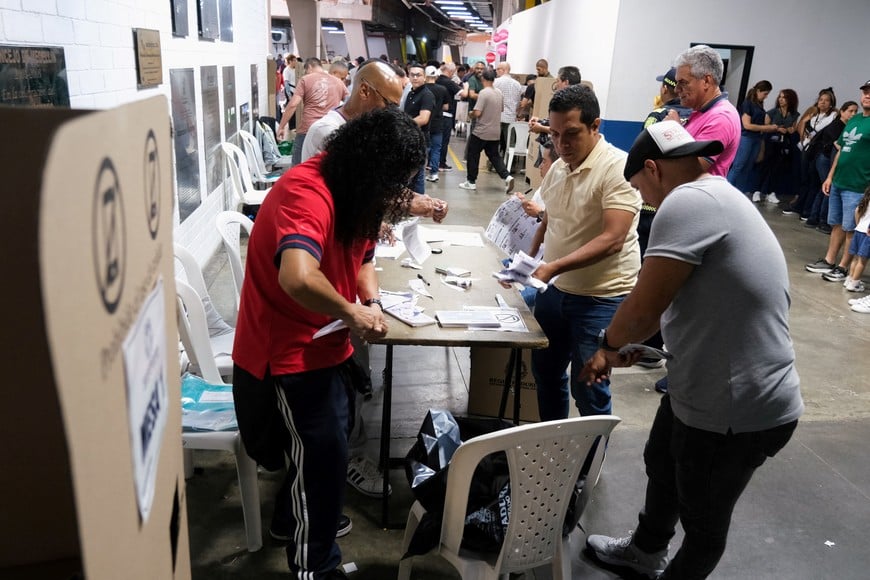 Electoral workers count votes after the runoff between right-wing presidential candidate Abelardo De La Espriella and leftist candidate Ivan Cepeda, in Medellin, Colombia, June 21, 2026. REUTERS/Esteban Vanegas