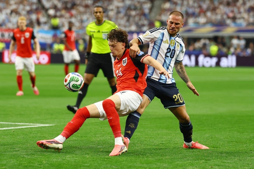 Soccer Football - FIFA World Cup 2026 - Group J - Argentina v Austria - Dallas Stadium, Arlington, Texas, U.S. - June 22, 2026
Austria's Paul Wanner in action with Argentina's Alexis Mac Allister REUTERS/Kai Pfaffenbach