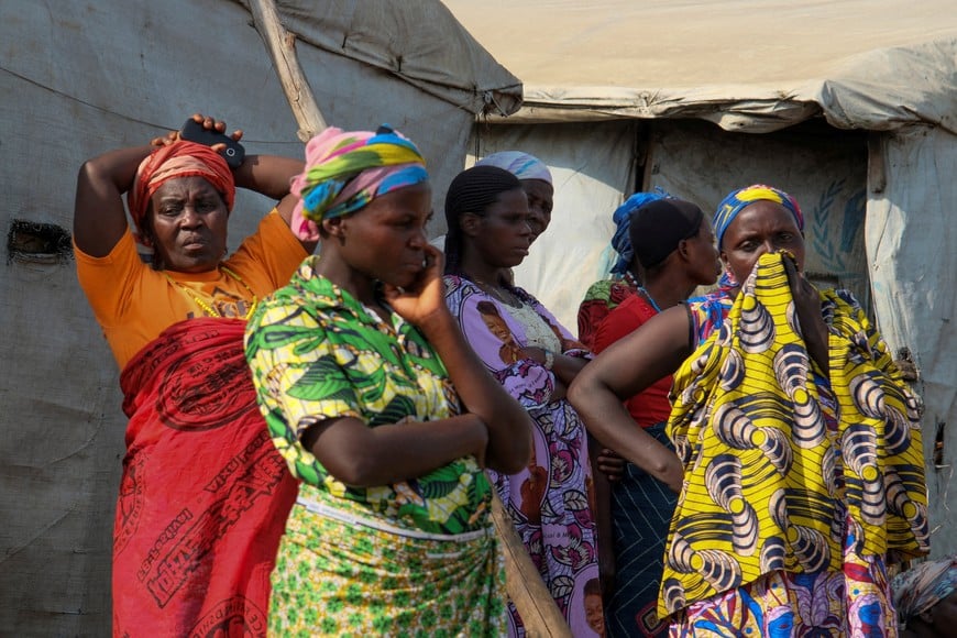 Displaced people gather while waiting for the burial of suspected Ebola victims at the Kigonze displaced persons camp, one month after an outbreak was declared, in Bunia, eastern Democratic Republic of Congo, June 18, 2026. REUTERS/Gradel Muyisa Mumbere
REFILE - CORRECTING INFORMATION TO ADD THAT THE VICTIMS WERE SUSPECTED EBOLA CASES