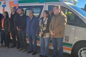 Rodrigo Borla y demás autoridades días atrás en la entrega de una nueva ambulancia para el SAMCo San Justo.