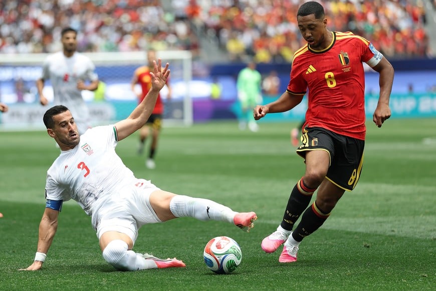 (260621) -- LOS ANGELES, 21 junio, 2026 (Xinhua) -- El jugador Youri Tielemans (d), de Bélgica, disputa el balón con Ehsan Hajisafi, de Irán, durante el partido del Grupo G de la fase de grupos de la Copa Mundial de la FIFA 2026, celebrado en el Estadio Los Angeles, en Los Angeles, Estados Unidos, el 21 de junio de 2026. (Xinhua/Mao Siqian) (rtg) (vf)