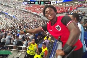 El reconocido streamer celebró el penal errado por Lionel Messi ante Austria, provocando la reacción de los hinchas argentinos en el Mundial.