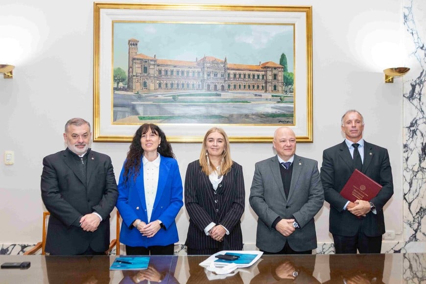 La rectora Laura Tarabella firmó el acuerdo con la vicepresidenta de la Coneau, Danya Tavella, para dar inicio formal al proceso. Foto: Gentileza