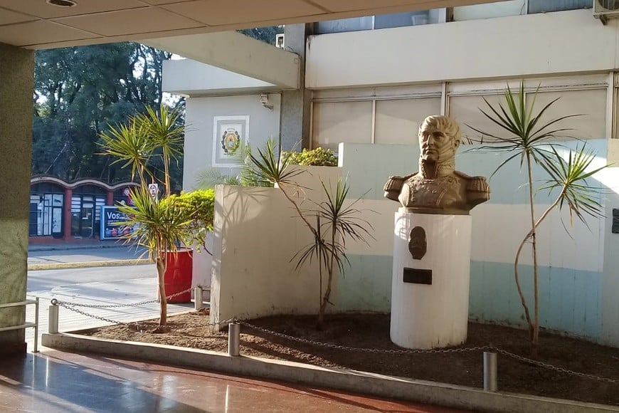 Busto del insigne patriota, en la entrada principal de la Estación Terminal de Ómnibus General Manuel Belgrano, ciudad de Santa Fe.