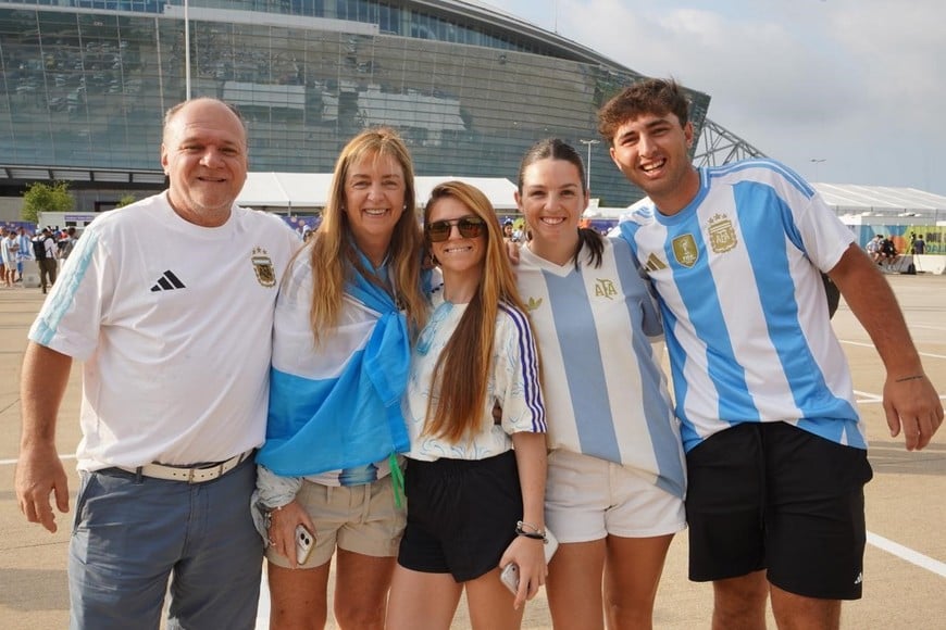 La Selección juega su segundo partido y tendrá el habitual apoyo. Foto: Fernando Nicola