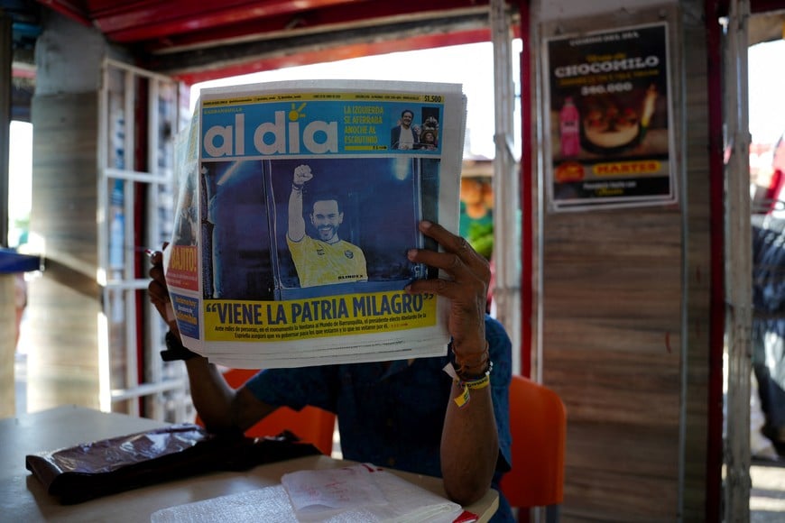 A person reads a newspaper announcing that right-wing candidate Abelardo De La Espriella won the presidential race according to an initial ballot count, following the runoff against leftist candidate Ivan Cepeda, in Barranquilla, Colombia June 22, 2026. REUTERS/Jair Coll