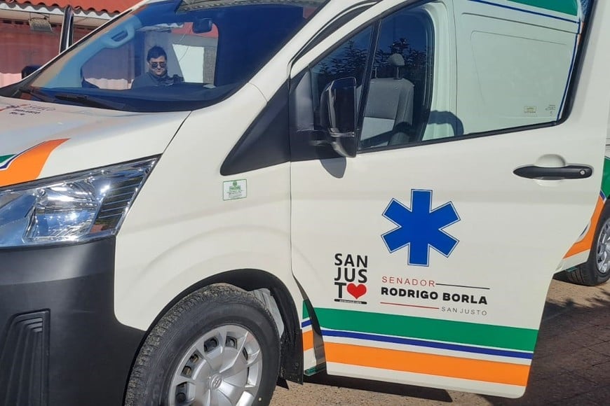 Rodrigo Borla y demás autoridades días atrás en la entrega de una nueva ambulancia para el SAMCo San Justo.
