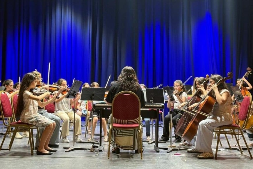 Escuela de Música Nº 9.901: Orquesta de Cuerdas, dirigida por Dámaris Lacuadra y Dorcas Lacuadra