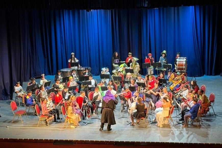 Escuela de Música Nº 9.901: Conjunto de Vientos y Percusión II, con dirección de Hugo Mickiewicz, María Belén Franchi Elvira y Maximiliano Herrlein