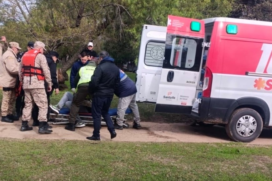El momento del rescate del hombre que se arrojó del puente Colastiné.