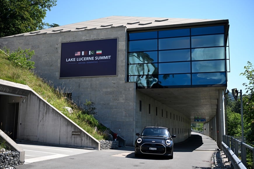 (260622) -- BÜRGENSTOCK, 22 junio, 2026 (Xinhua) -- Un edificio con una señalización de conversaciones entre Irán, Estados Unidos y los mediadores es visto, en Bürgenstock, cerca de Lucerna, Suiza, el 22 de junio de 2026. Suiza declaró el lunes que acoge con satisfacción los "avances constructivos" logrados durante las conversaciones entre Irán, Estados Unidos y los mediadores que se prolongaron durante toda la noche del domingo en el complejo turístico de Bürgenstock, Suiza. (Xinhua/Lian Yi) (rtg) (ce)