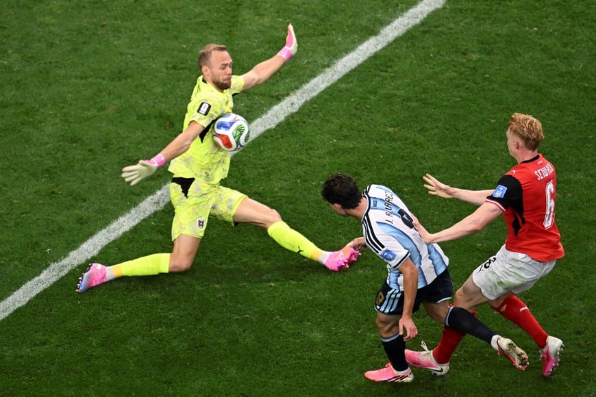 (260622) -- DALLAS, 22 junio, 2026 (Xinhua) -- El jugador Julián Alvarez (c), de Argentina, dispara el balón durante el partido del Grupo J de la fase de grupos de la Copa Mundial de la FIFA 2026 ante Austria, celebrado en el Estadio Dallas, en Dallas, Estados Unidos, el 22 de junio de 2026. (Xinhua/Wu Xiaoling) (rtg) (ce)