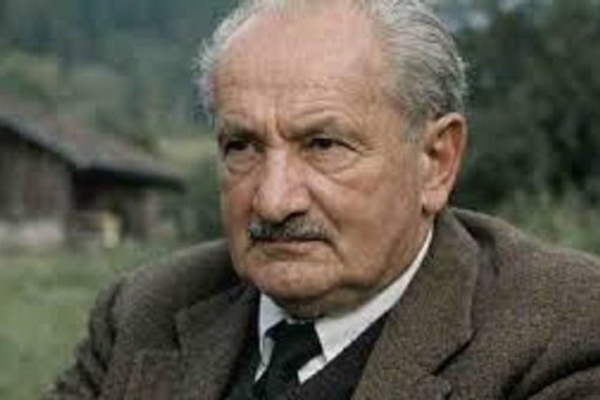 Martin Heidegger (1889-1976) fue un filósofo, ensayista y poeta alemán. Para muchos ha sido el pensador más importante del siglo XX. Su trabajo influyó especialmente en la fenomenología y en la filosofía europea contemporánea.