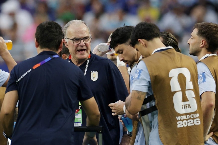 Soccer Football - FIFA World Cup 2026 - Group H - Uruguay v Cape Verde - Miami Stadium, Miami Gardens, Florida, U.S. - June 21, 2026
Uruguay coach Marcelo Bielsa speaks to his players during the second half hydration break REUTERS/Amanda Perobelli