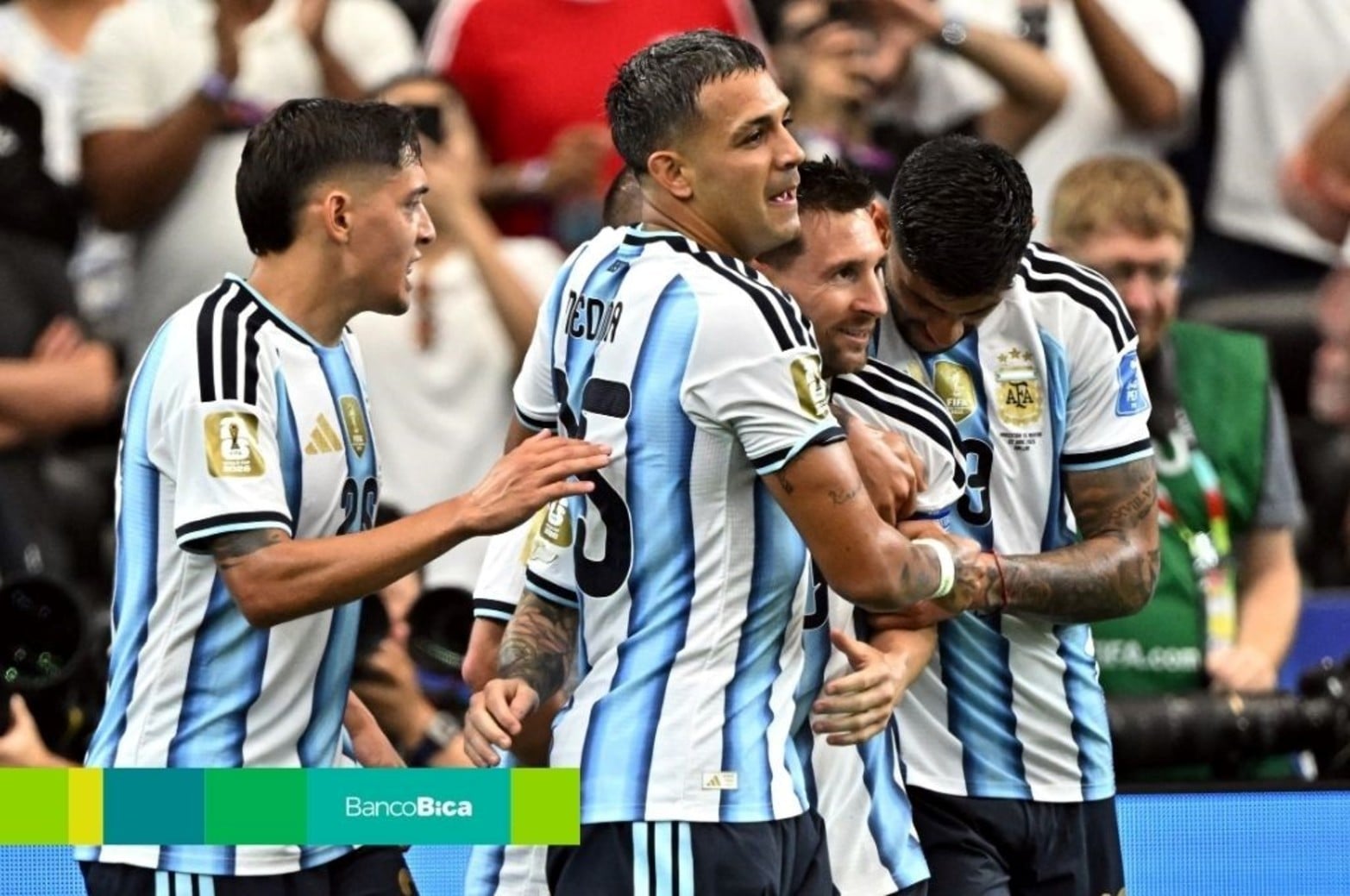Todos quieren abrazar a Messi. 