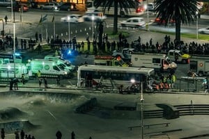 Según las primeras informaciones, el chofer del ómnibus perdió el control de la unidad.