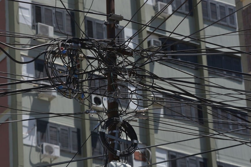 Un rollo de cables aéreos, de los tantos que hay en la ciudad. Foto: Archivo Mauricio Garín