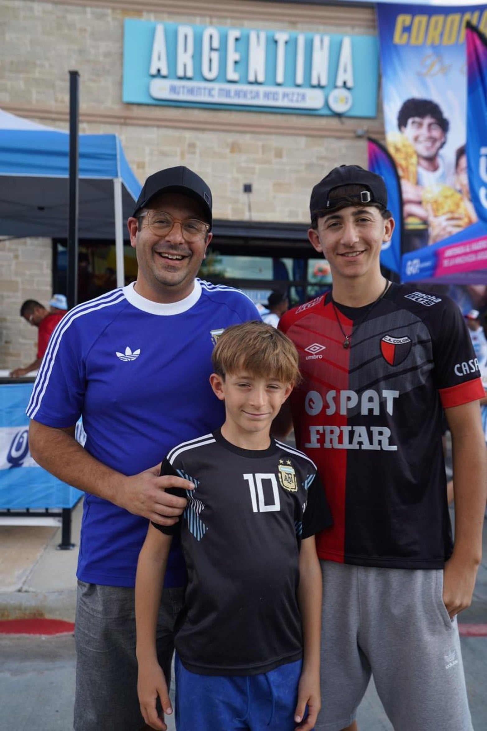 Hinchas argentinos en Dallas, el banderazo no podía faltar