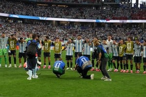 El saludo de los jugadores de la Selección Argentina tras vencer a Austria. Crédito: Fernando Nicola