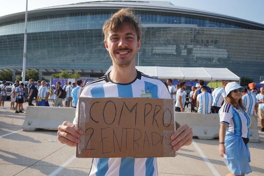 Nadie se quiere perder el partido. Foto: Fernando Nicola