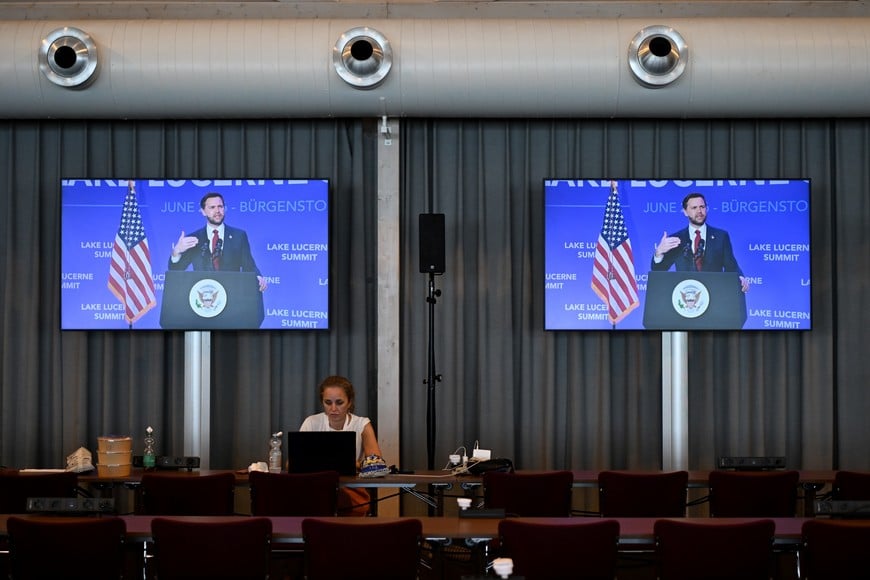 (260622) -- BÜRGENSTOCK, 22 junio, 2026 (Xinhua) -- Imagen tomada en la sala de medios del vicepresidente estadounidense, JD Vance, hablando durante una conferencia de prensa, en Bürgenstock, cerca de Lucerna, Suiza, el 22 de junio de 2026. JD Vance declaró el lunes que el estrecho de Ormuz está abierto y que el crudo y el gas natural están transitando a través de la vía marítima. (Xinhua/Lian Yi) (rtg) (ce)