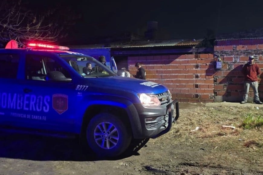policías rescatan a un joven discapacitado de un incendio