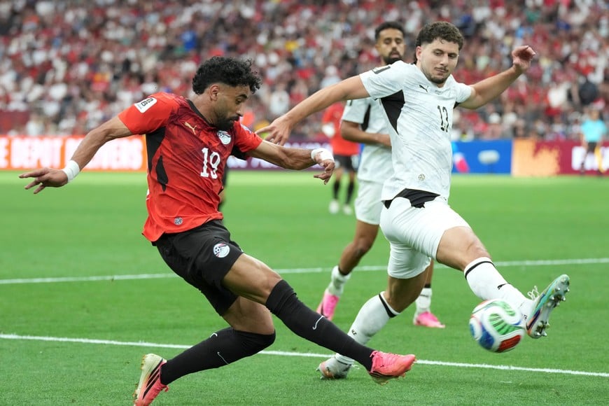 (260621) -- VANCOUVER, 21 junio, 2026 (Xinhua) -- El jugador Liberato Cacace (d), de Nueva Zelanda, disputa el balón con Marawan Attia (i), de Egipto, durante el partido del Grupo G de la fase de grupos de la Copa Mundial de la FIFA 2026, celebrado en el Estadio BC Place Vancouver, en Vancouver, Canadá, el 21 de junio de 2026. (Xinhua/Meng Yongmin) (rtg) (vf)