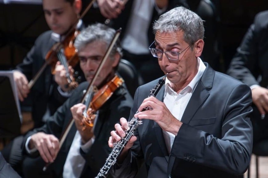 Néstor Garrote interpretando con la Filarmónica de Buenos Aires “Diálogos. Concierto para oboe y cuerdas”, obra de Virtú Maragno, bajo la dirección de Rebecca Tong