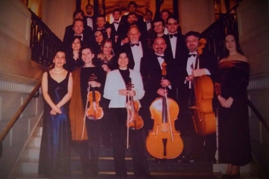 Orquesta de Camara Iberoamericana de la Academia Nacional de Bellas Artes, crada por Virtú Maragno (al centro)