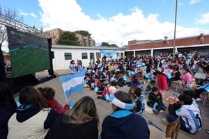 Más de 500 personas alentaron a la Selección en una Fan Fest escolar de barrio Los Troncos