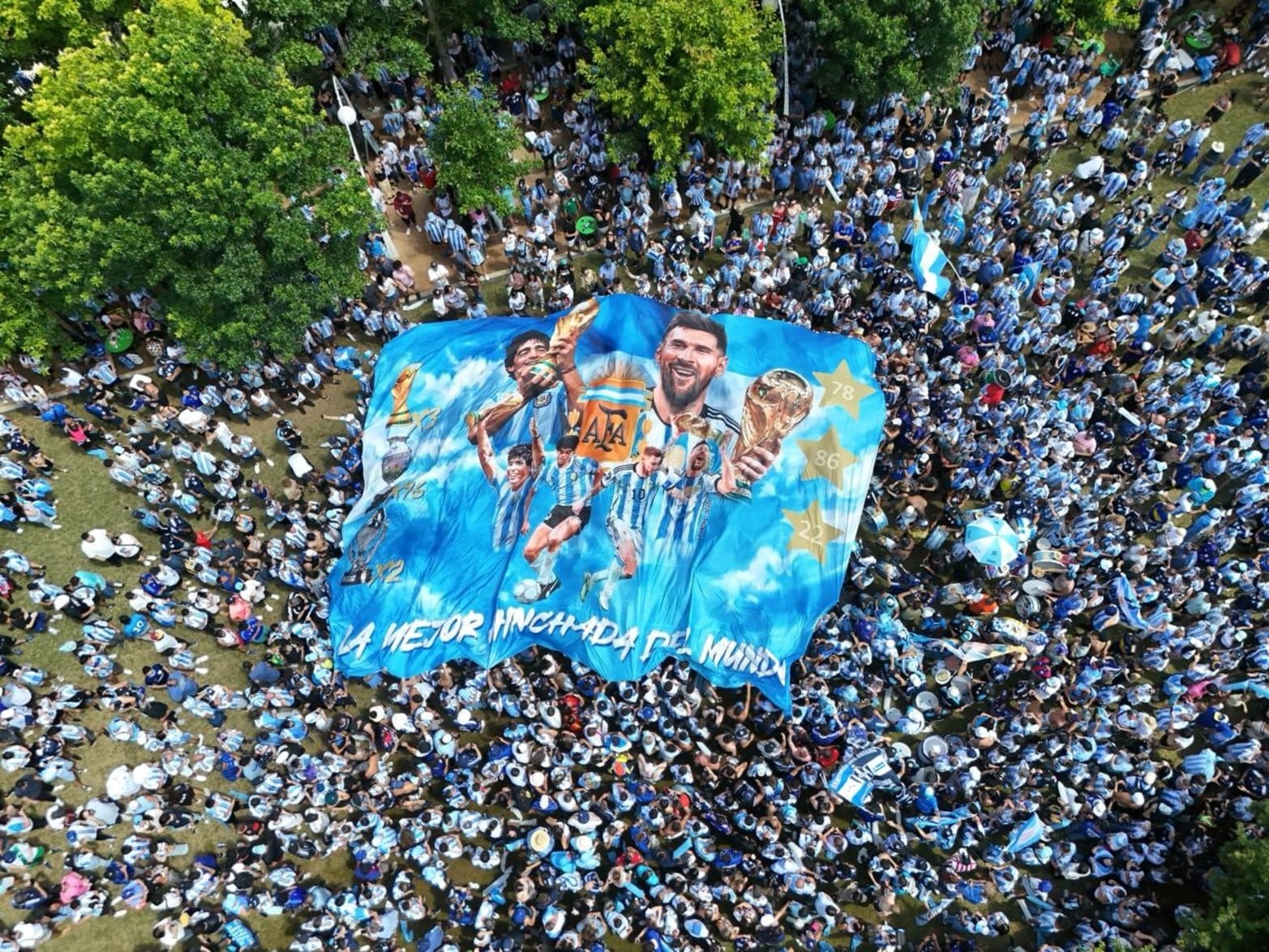 Desde el cielo, el banderazo. 