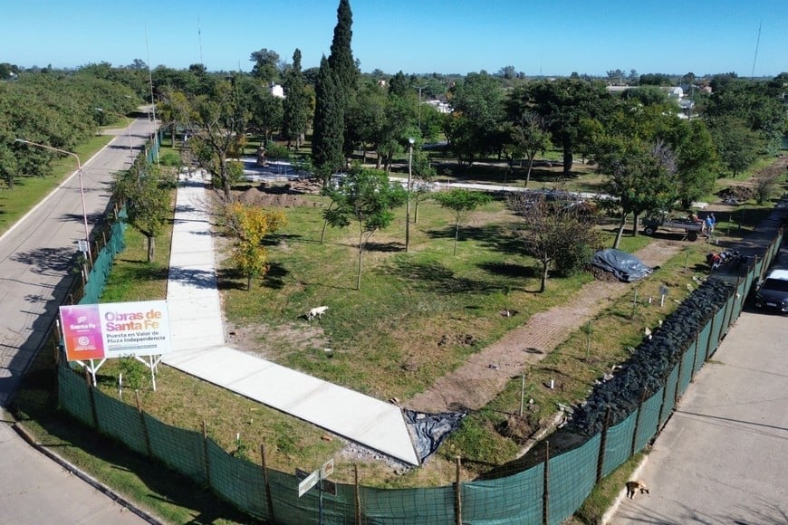 Ceres avanza con obras de pavimentación y la renovación integral de la Plaza Independencia