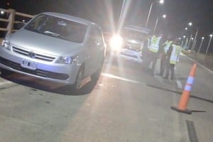 El vehículo apareció abandonado sobre la traza del puente. Foto: Gentileza