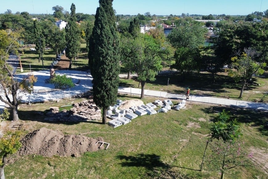 Ceres avanza con obras de pavimentación y la renovación integral de la Plaza Independencia