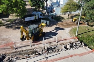 Ceres avanza con obras de pavimentación y la renovación integral de la Plaza Independencia