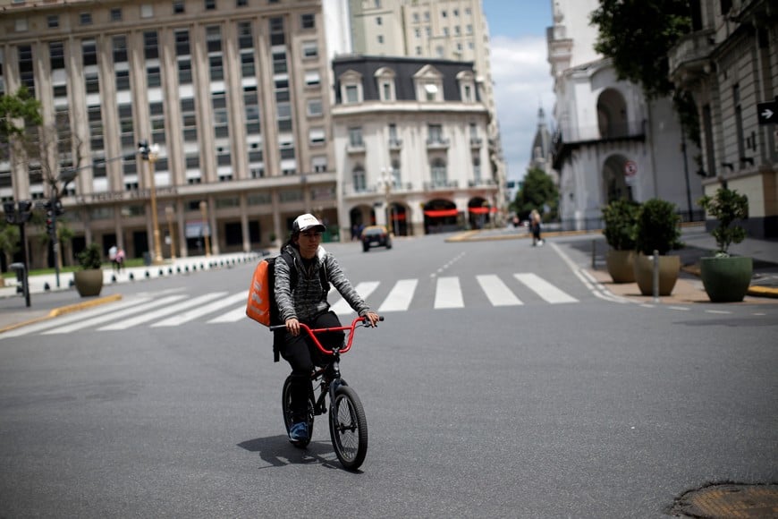 A bike delivery woman rides a bike in an area closed to traffic in Plaza de Mayo in Buenos Aires, Argentina, December 1, 2018. REUTERS/Andres Martinez Casares buenos aires reunion cumbre del G20 en buenos aires cumbre del grupo de los veinte