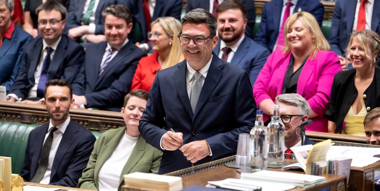 Renunció Keir Starmer y Andy Burnham se encamina a ser el nuevo primer ministro británico
