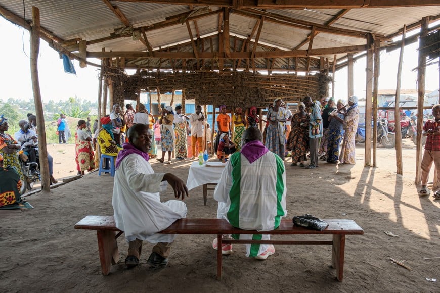 Displaced people attend a mass before the burial of suspected Ebola victims at the Kigonze displaced persons camp, one month after an outbreak was declared, in Bunia, eastern Democratic Republic of Congo, June 18, 2026. REUTERS/Gradel Muyisa Mumbere
REFILE - CORRECTING INFORMATION TO ADD THAT THE VICTIMS WERE SUSPECTED EBOLA CASES
