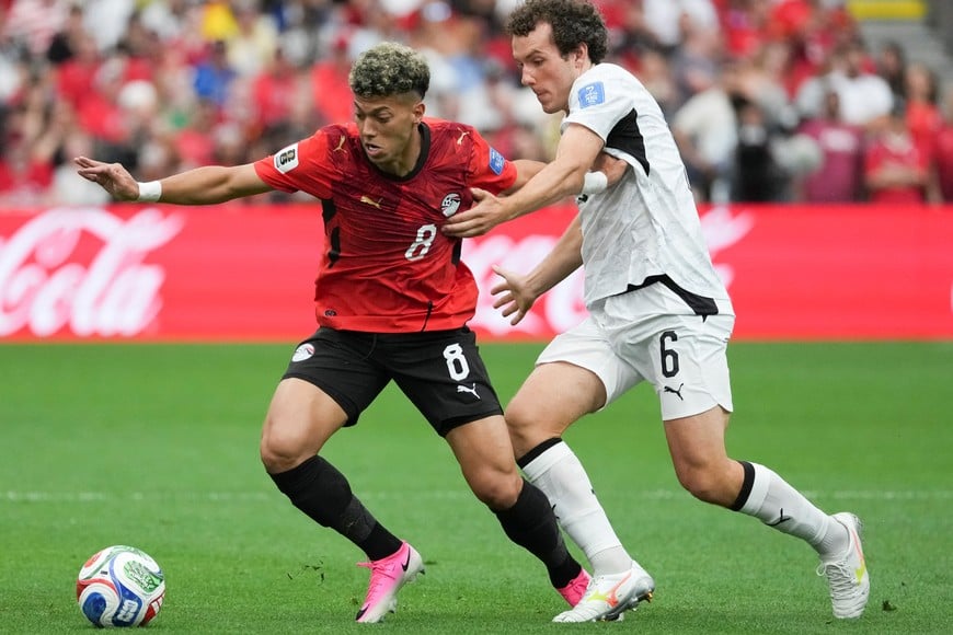 (260621) -- VANCOUVER, 21 junio, 2026 (Xinhua) -- El jugador Joe Bell (d), de Nueva Zelanda, disputa el balón con Emam Ashour (i), de Egipto, durante el partido del Grupo G de la fase de grupos de la Copa Mundial de la FIFA 2026, celebrado en el Estadio BC Place Vancouver, en Vancouver, Canadá, el 21 de junio de 2026. (Xinhua/Meng Yongmin) (rtg) (vf)