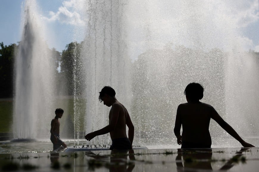 Children cool off in the Trocadero Fountain next to the Eiffel Tower in Paris as temperatures rise during a heatwave affecting a large part of France, June 22, 2026. REUTERS/Abdul Saboor