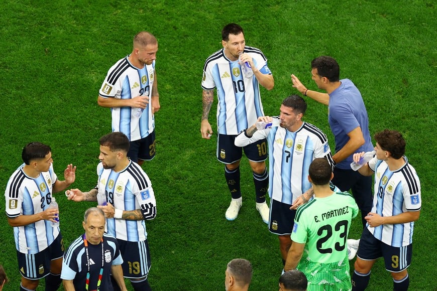 Soccer Football - FIFA World Cup 2026 - Group J - Argentina v Austria - Dallas Stadium, Arlington, Texas, U.S. - June 22, 2026
Argentina coach Lionel Scaloni talks to Argentina's Lionel Messi and Alexis Mac Allister during the second half hydration break REUTERS/Issei Kato