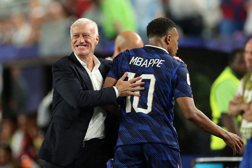 Soccer Football - FIFA World Cup 2026 - Group I - France v Iraq - Philadelphia Stadium, Philadelphia, Pennsylvania, U.S. - June 22, 2026
France coach Didier Deschamps embraces Kylian Mbappe as he leaves the pitch after being substituted REUTERS/Siphiwe Sibeko TPX IMAGES OF THE DAY