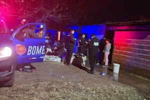 Los agentes ingresaron a la casa en medio de las llamas. Foto: Gentileza