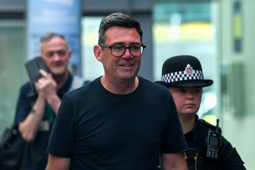 Newly elected Makerfield MP and former Greater Manchester Mayor Andy Burnham walks at Manchester Piccadilly station as he leaves for London, in Manchester, Britain, June 22, 2026. REUTERS/Temilade Adelaja